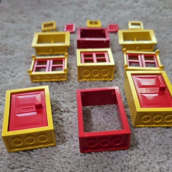 LEGO Vintage Building Block Window and Door Set - Red and Yellow - Picture 13 of 13